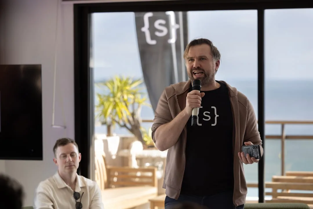 {s} on stage: on the speaker’s shirt and the flag behind