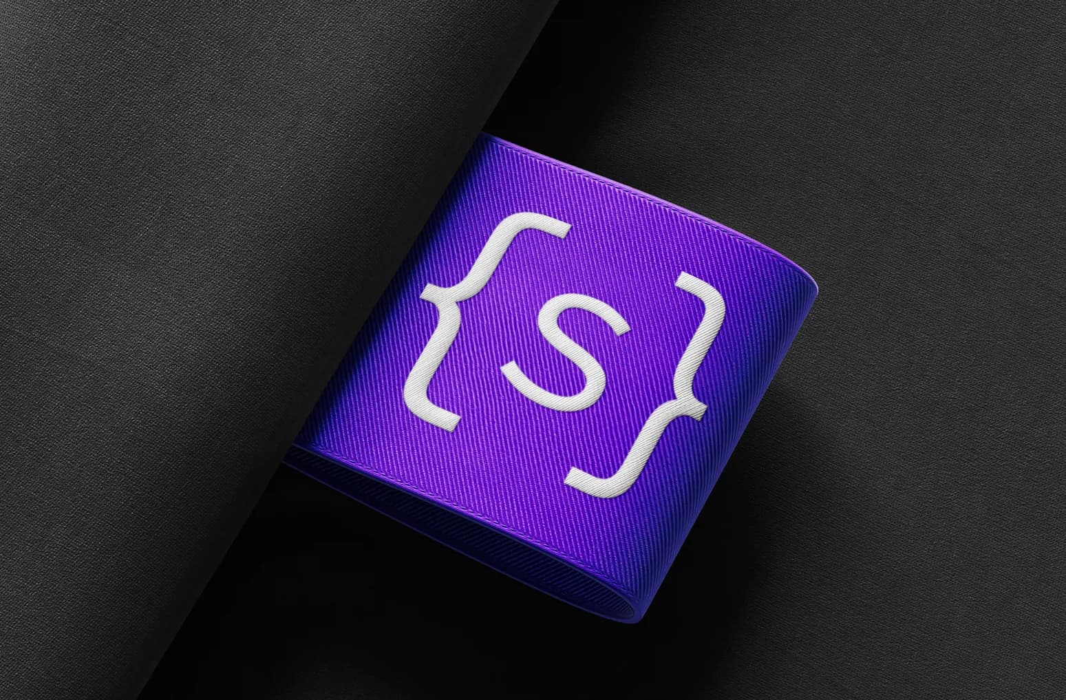 Somnia’s {s} mark on a purple woven label